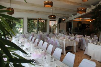 Miniature Mariage salle restaurant La Réserve Des personnes dansent en couple sur une piste éclairée par des lumières colorées, tandis que d'autres sont assises autour.