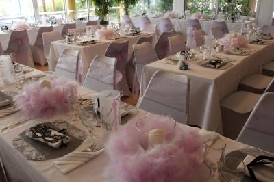 Miniature Mariage salle restaurant La Réserve Des personnes dansent en couple sur une piste éclairée par des lumières colorées, tandis que d'autres sont assises autour.