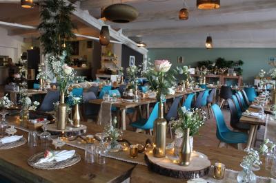 Miniature Mariage salle restaurant La Réserve Des personnes dansent en couple sur une piste éclairée par des lumières colorées, tandis que d'autres sont assises autour.