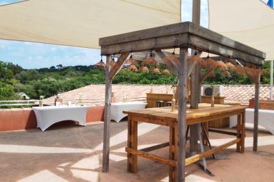 Miniature Rooftop vue mer Des personnes dansent en couple sur une piste éclairée par des lumières colorées, tandis que d'autres sont assises autour.