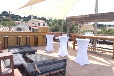 Miniature Rooftop vue mer Des personnes dansent en couple sur une piste éclairée par des lumières colorées, tandis que d'autres sont assises autour.