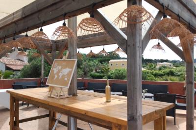 Miniature Rooftop vue mer Des personnes dansent en couple sur une piste éclairée par des lumières colorées, tandis que d'autres sont assises autour.