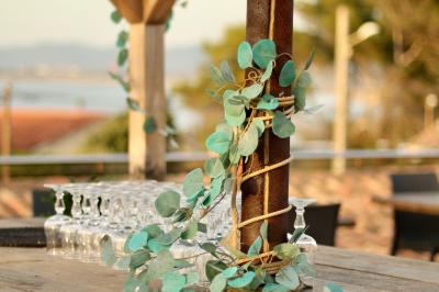 Miniature Vin d'honneur sur Rooftop vue mer Des personnes dansent en couple sur une piste éclairée par des lumières colorées, tandis que d'autres sont assises autour.