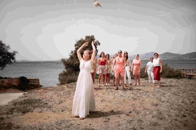 Miniature Vin d'honneur sur terrain Les Pieds dans l'Eau Des personnes dansent en couple sur une piste éclairée par des lumières colorées, tandis que d'autres sont assises autour.