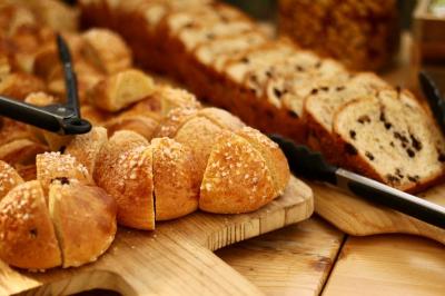 Miniature Location salle Hyères (Var) - La Réserve Hyères - Giens #4 Salle de massage tamisée avec deux tables recouvertes de draps bruns et une décoration murale apaisante.