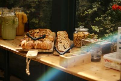 Miniature Location salle Hyères (Var) - La Réserve Hyères - Giens #7 Salle de massage tamisée avec deux tables recouvertes de draps bruns et une décoration murale apaisante.