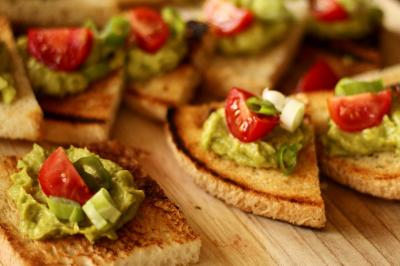 Miniature Location salle Hyères (Var) - La Réserve Hyères - Giens #9 Salle de massage tamisée avec deux tables recouvertes de draps bruns et une décoration murale apaisante.