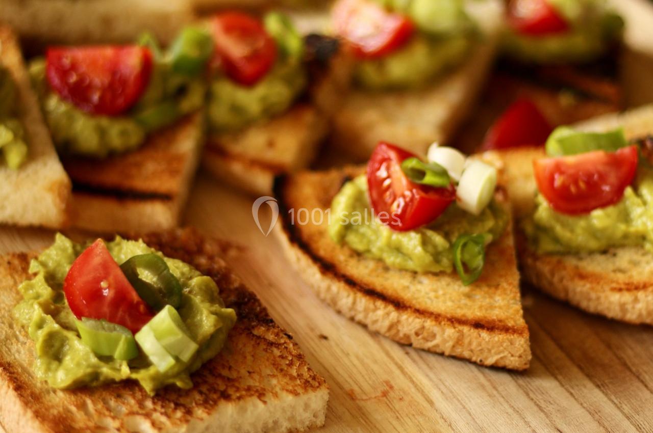 Location salle Hyères (Var) - La Réserve Hyères - Giens #9 Tranches de pain grillé garnies de guacamole, de tomates cerises et de rondelles d'oignons verts.