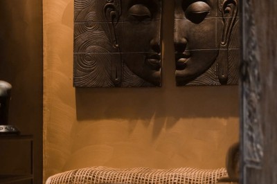 Miniature Aphrodite SPA Salle de massage tamisée avec deux tables recouvertes de draps bruns et une décoration murale apaisante.