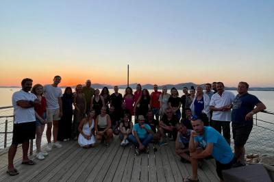 Miniature Cohésion sur la Pointe Panoramique - Restaurant Le Solarium Salle de massage tamisée avec deux tables recouvertes de draps bruns et une décoration murale apaisante.