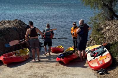 Miniature Cohésion sur le Terrain Les Pieds dans l'Eau Salle de massage tamisée avec deux tables recouvertes de draps bruns et une décoration murale apaisante.