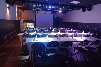 Miniature Le Club - séminaire Salle de massage tamisée avec deux tables recouvertes de draps bruns et une décoration murale apaisante.