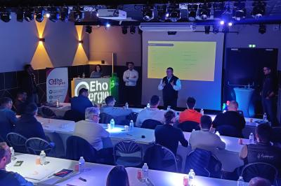 Miniature Le Club - séminaire Salle de massage tamisée avec deux tables recouvertes de draps bruns et une décoration murale apaisante.