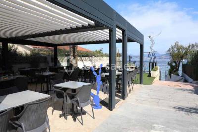 Miniature Restaurant Le Solarium bord de mer Salle de massage tamisée avec deux tables recouvertes de draps bruns et une décoration murale apaisante.