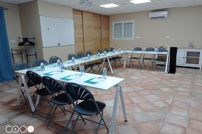 Miniature Salle Madrague Salle de massage tamisée avec deux tables recouvertes de draps bruns et une décoration murale apaisante.