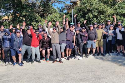 Miniature Teambuilding Salle de massage tamisée avec deux tables recouvertes de draps bruns et une décoration murale apaisante.