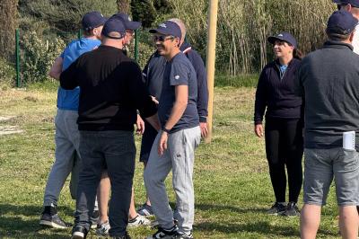 Miniature Teambuilding sur le terrain Les Pieds dans l'Eau Salle de massage tamisée avec deux tables recouvertes de draps bruns et une décoration murale apaisante.