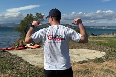 Miniature Teambuilding sur le terrain Les Pieds dans l'Eau Salle de massage tamisée avec deux tables recouvertes de draps bruns et une décoration murale apaisante.