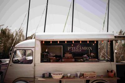 Miniature Terrain les Pieds dans l'Eau Salle de massage tamisée avec deux tables recouvertes de draps bruns et une décoration murale apaisante.