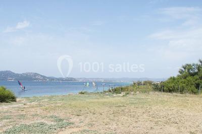 Miniature Terrain les Pieds dans l'Eau Salle de massage tamisée avec deux tables recouvertes de draps bruns et une décoration murale apaisante.