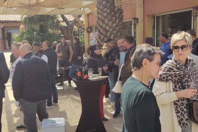 Miniature Terrasse restaurant La Réserve Salle de massage tamisée avec deux tables recouvertes de draps bruns et une décoration murale apaisante.