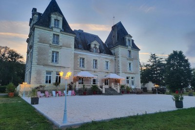Miniature Location salle Chaumes-en-Retz (Loire-Atlantique) - Château de Noirbreuil #2 Vue d'un couloir donnant sur deux chambres lumineuses avec lits simples et parquet au sol.
