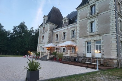 Miniature Location salle Chaumes-en-Retz (Loire-Atlantique) - Château de Noirbreuil #3 Vue d'un couloir donnant sur deux chambres lumineuses avec lits simples et parquet au sol.
