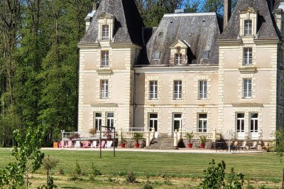 Miniature Location salle Chaumes-en-Retz (Loire-Atlantique) - Château de Noirbreuil #26 Vue d'un couloir donnant sur deux chambres lumineuses avec lits simples et parquet au sol.