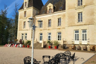 Miniature Location salle Chaumes-en-Retz (Loire-Atlantique) - Château de Noirbreuil #27 Vue d'un couloir donnant sur deux chambres lumineuses avec lits simples et parquet au sol.