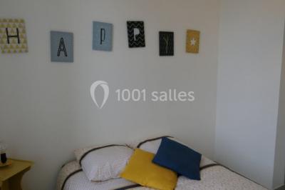 Miniature Location salle Bazoches-en-Dunois (Eure-et-Loir) - Ferme des Festivités #27 Décoration champêtre avec panneaux directionnels, fleurs, et accessoires pour un événement en extérieur.