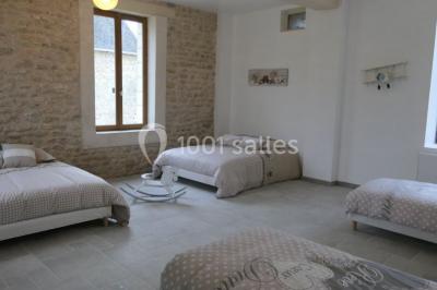 Miniature Location salle Bazoches-en-Dunois (Eure-et-Loir) - Ferme des Festivités #29 Décoration champêtre avec panneaux directionnels, fleurs, et accessoires pour un événement en extérieur.