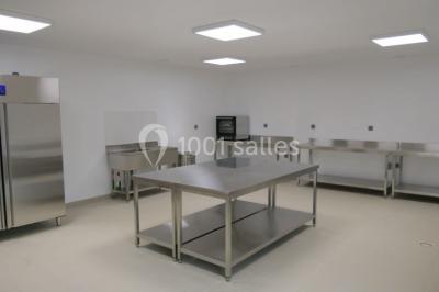 Miniature Location salle Bazoches-en-Dunois (Eure-et-Loir) - Ferme des Festivités #13 Décoration champêtre avec panneaux directionnels, fleurs, et accessoires pour un événement en extérieur.