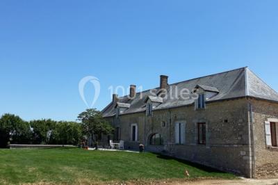 Miniature Location salle Bazoches-en-Dunois (Eure-et-Loir) - Ferme des Festivités #22 Décoration champêtre avec panneaux directionnels, fleurs, et accessoires pour un événement en extérieur.
