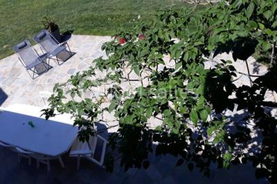 Miniature Location salle Bazoches-en-Dunois (Eure-et-Loir) - Ferme des Festivités #23 Décoration champêtre avec panneaux directionnels, fleurs, et accessoires pour un événement en extérieur.