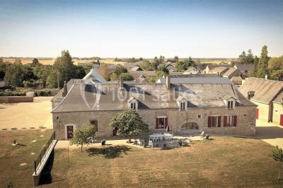 Miniature Location salle Bazoches-en-Dunois (Eure-et-Loir) - Ferme des Festivités #5 Décoration champêtre avec panneaux directionnels, fleurs, et accessoires pour un événement en extérieur.