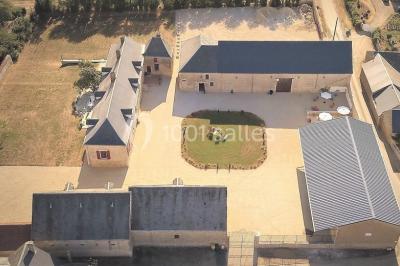 Miniature Location salle Bazoches-en-Dunois (Eure-et-Loir) - Ferme des Festivités #4 Décoration champêtre avec panneaux directionnels, fleurs, et accessoires pour un événement en extérieur.