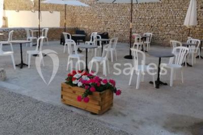 Miniature Location salle Bazoches-en-Dunois (Eure-et-Loir) - Ferme des Festivités #16 Décoration champêtre avec panneaux directionnels, fleurs, et accessoires pour un événement en extérieur.