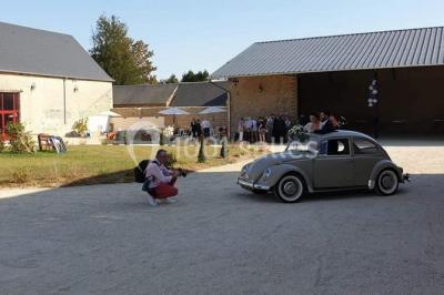 Miniature Location salle Bazoches-en-Dunois (Eure-et-Loir) - Ferme des Festivités #18 Décoration champêtre avec panneaux directionnels, fleurs, et accessoires pour un événement en extérieur.
