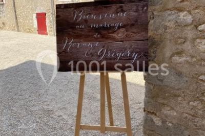 Miniature Location salle Bazoches-en-Dunois (Eure-et-Loir) - Ferme des Festivités #24 Décoration champêtre avec panneaux directionnels, fleurs, et accessoires pour un événement en extérieur.