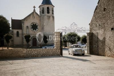 Miniature Location salle Bazoches-en-Dunois (Eure-et-Loir) - Ferme des Festivités #17 Décoration champêtre avec panneaux directionnels, fleurs, et accessoires pour un événement en extérieur.