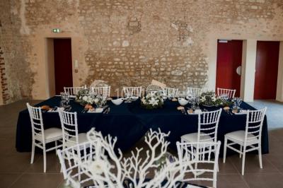 Miniature Location salle Bazoches-en-Dunois (Eure-et-Loir) - Ferme des Festivités #10 Décoration champêtre avec panneaux directionnels, fleurs, et accessoires pour un événement en extérieur.