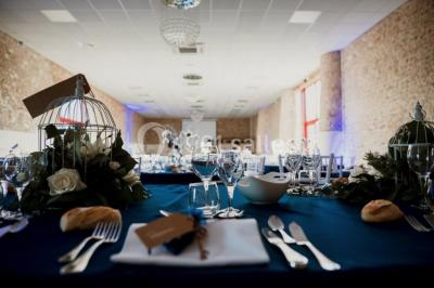 Miniature Location salle Bazoches-en-Dunois (Eure-et-Loir) - Ferme des Festivités #8 Décoration champêtre avec panneaux directionnels, fleurs, et accessoires pour un événement en extérieur.