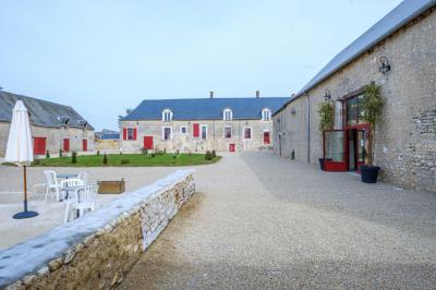 Miniature Location salle Bazoches-en-Dunois (Eure-et-Loir) - Ferme des Festivités #19 Décoration champêtre avec panneaux directionnels, fleurs, et accessoires pour un événement en extérieur.