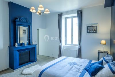 Miniature Location salle Bazoches-en-Dunois (Eure-et-Loir) - Ferme des Festivités #25 Décoration champêtre avec panneaux directionnels, fleurs, et accessoires pour un événement en extérieur.