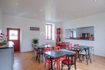 Miniature Location salle Bazoches-en-Dunois (Eure-et-Loir) - Ferme des Festivités #30 Décoration champêtre avec panneaux directionnels, fleurs, et accessoires pour un événement en extérieur.