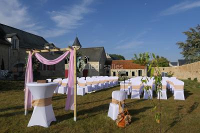 Miniature Location salle Bazoches-en-Dunois (Eure-et-Loir) - Ferme des Festivités #20 Décoration champêtre avec panneaux directionnels, fleurs, et accessoires pour un événement en extérieur.