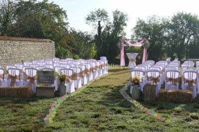 Miniature Location salle Bazoches-en-Dunois (Eure-et-Loir) - Ferme des Festivités #21 Décoration champêtre avec panneaux directionnels, fleurs, et accessoires pour un événement en extérieur.