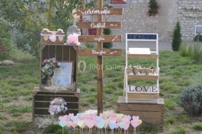 Miniature Location salle Bazoches-en-Dunois (Eure-et-Loir) - Ferme des Festivités #31 Décoration champêtre avec panneaux directionnels, fleurs, et accessoires pour un événement en extérieur.