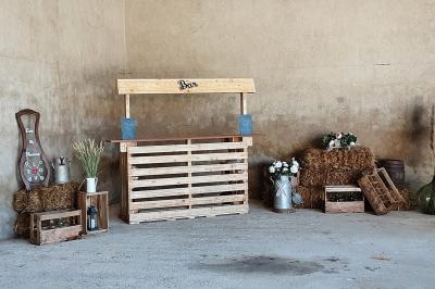 Miniature Location salle Bazoches-en-Dunois (Eure-et-Loir) - Ferme des Festivités #15 Décoration champêtre avec panneaux directionnels, fleurs, et accessoires pour un événement en extérieur.