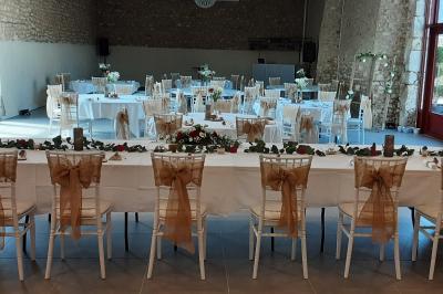 Miniature Location salle Bazoches-en-Dunois (Eure-et-Loir) - Ferme des Festivités #3 Décoration champêtre avec panneaux directionnels, fleurs, et accessoires pour un événement en extérieur.